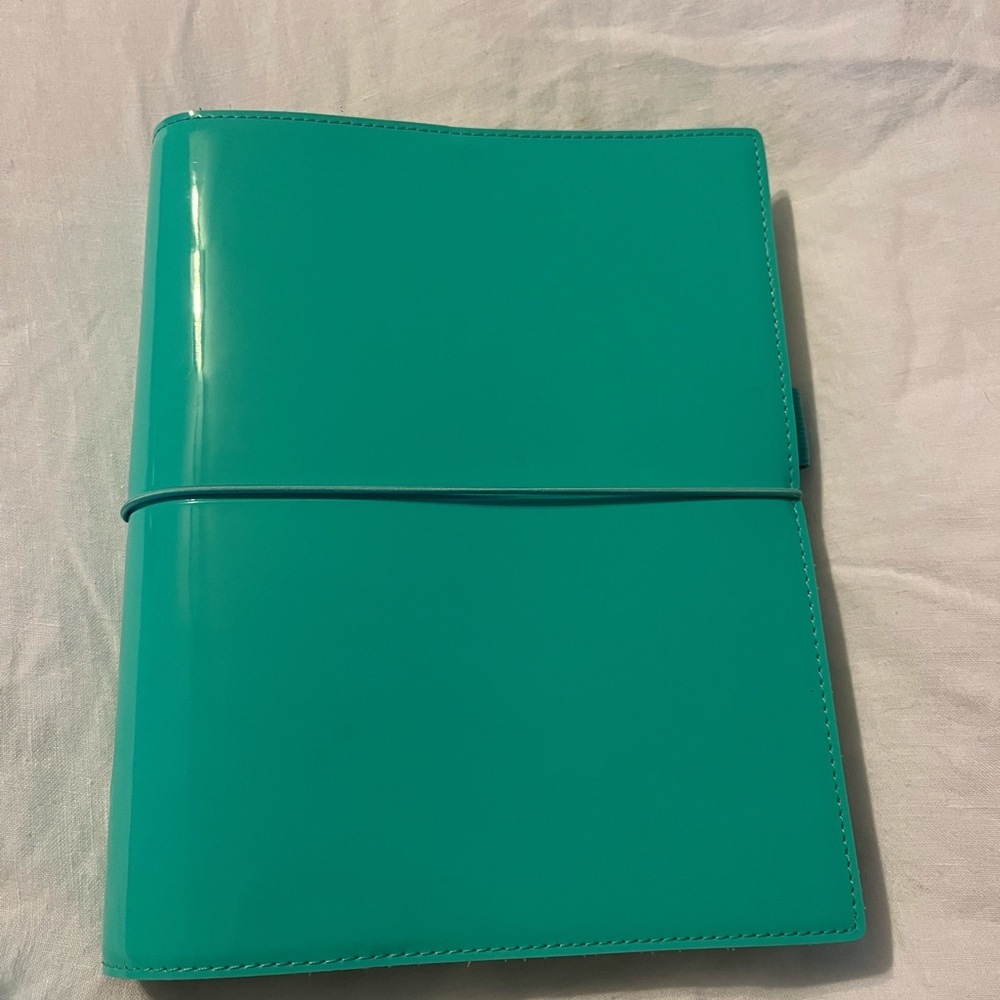 A5 Filofax patent leather domino planner: 2023 inserts and cloth&paper dividers.